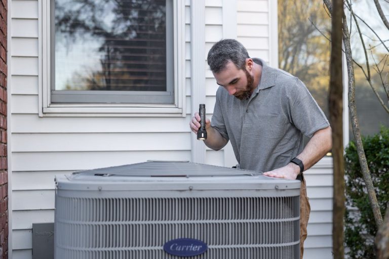 Technicien contrôlant un équipement énergétique extérieur