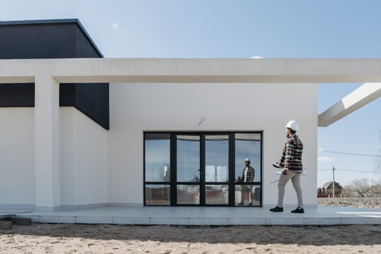 Professionnelle examinant une maison contemporaine
