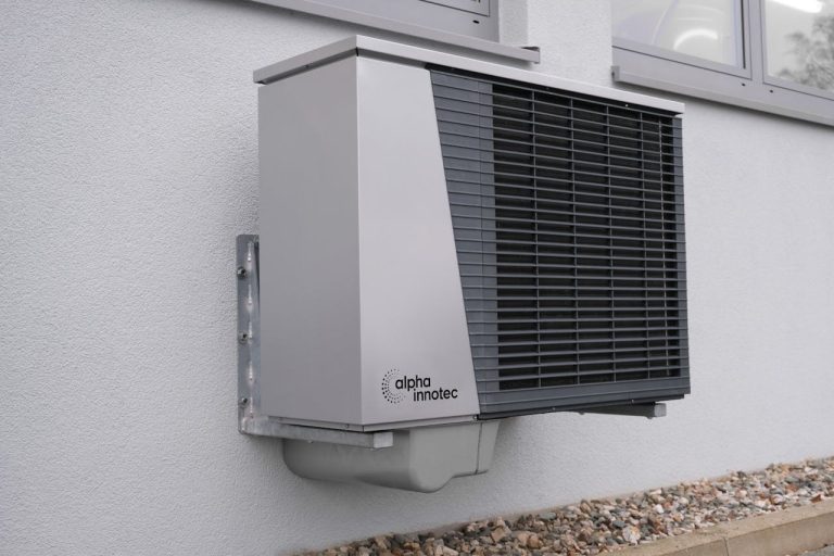 Pompe à chaleur installée contre une façade